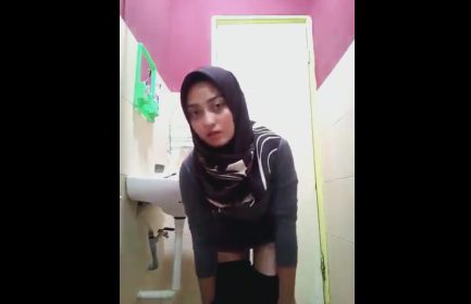 Ukhty Hijaber Sanghey Di Kamar Mandi